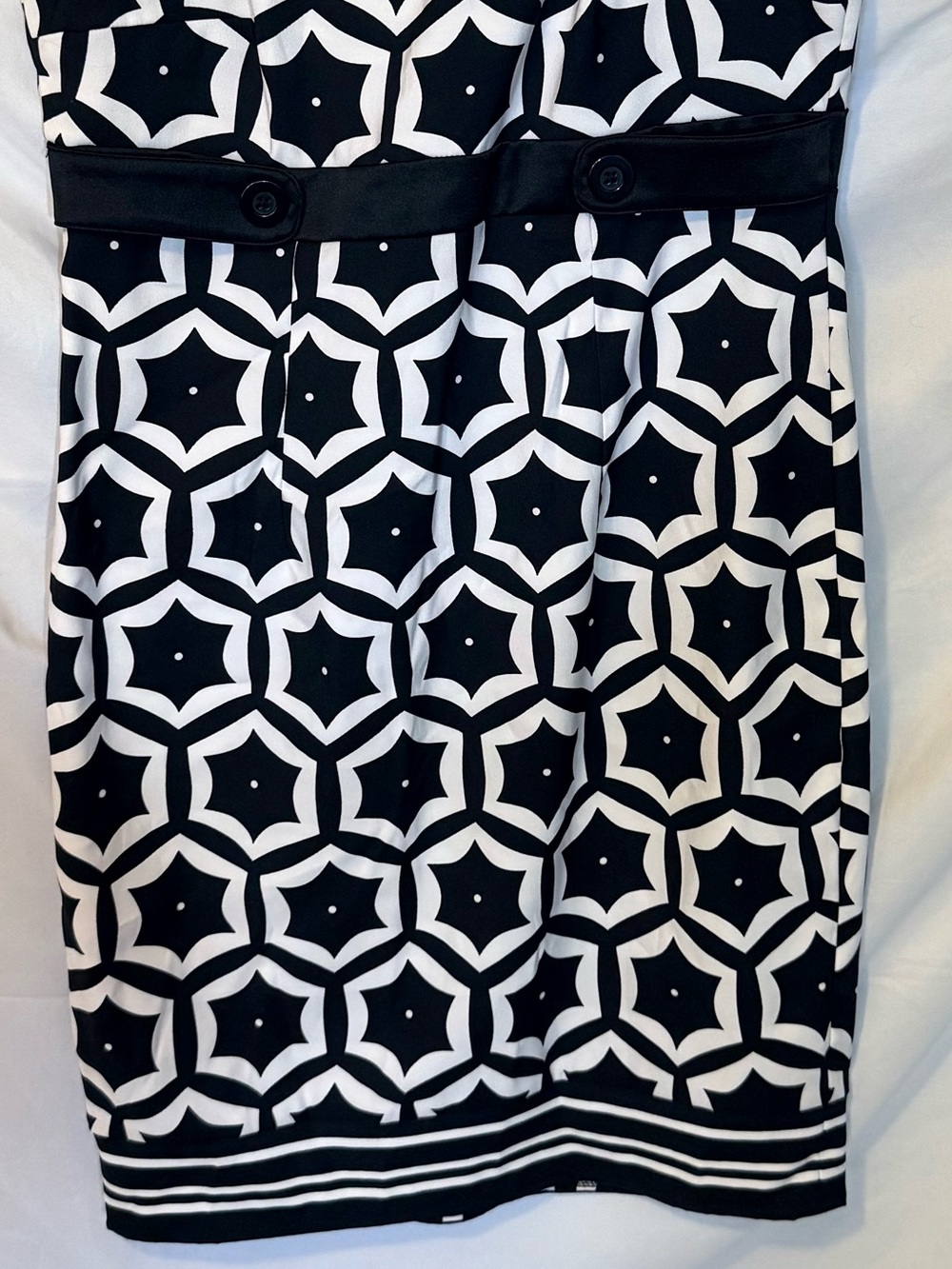 London Times Black & White Geometric Sleeveless Dress with Yellow Accents (GG33) - Picture 6 of 16